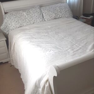 Fieldcrest 100% Linen, King Size Duvet Cover White. Two Shams.